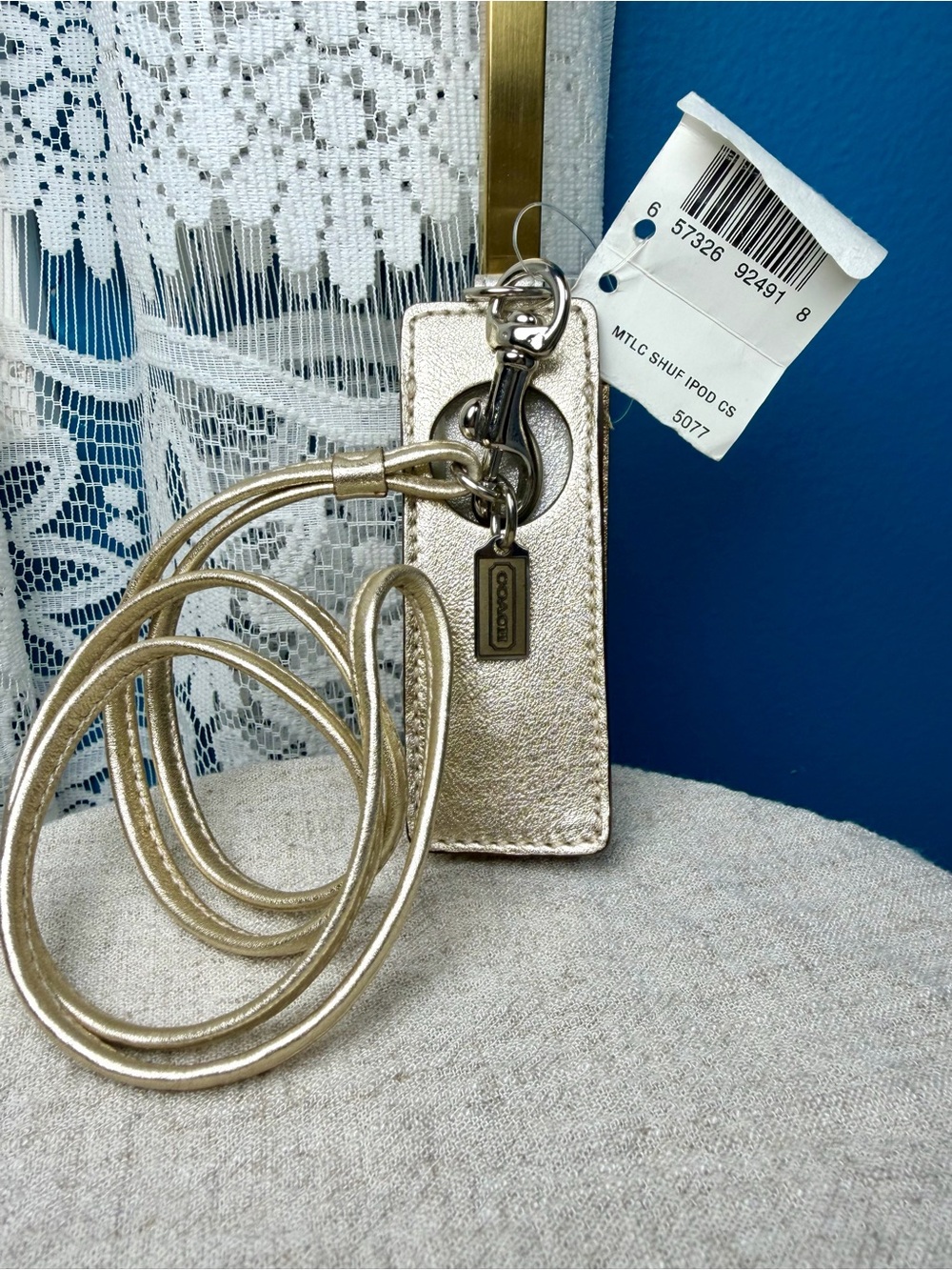COACH NWT IPod Shuffle Case Gold Metallic 3.5 in H x 1.5 in L